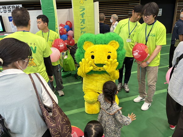 大人気のライオンちゃん、お子様とハイタッチ!