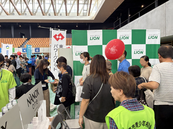 動画を視聴してくださった方々へNANOX one PROのワンパックをお渡ししました