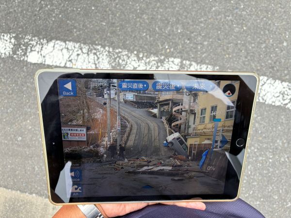 手元のタブレットに震災直後の物見坂(避難先の日和山公園に続く坂道)の様子が写し出されます