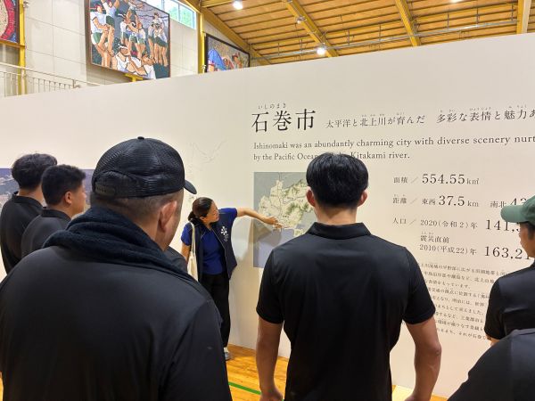 3.11メモリアルネットワーク藤間氏の案内で震災遺構門脇小学校を見学するファングスメンバー