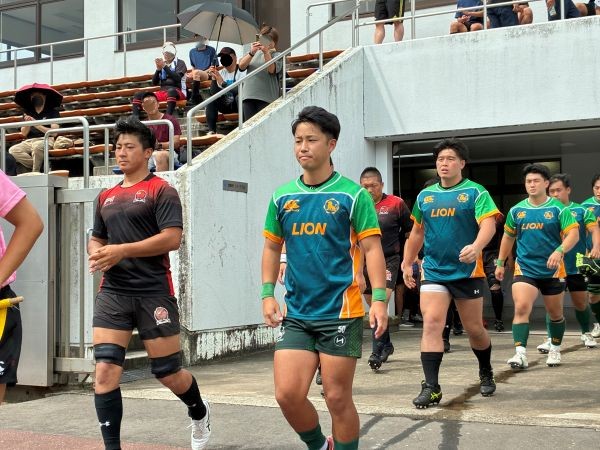 競技場に入場するファングスメンバー