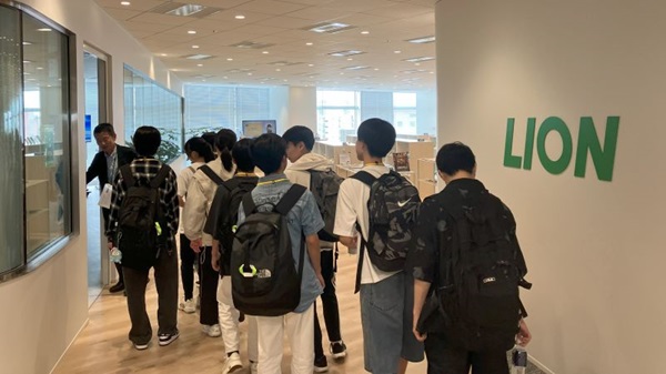 社内見学の様子