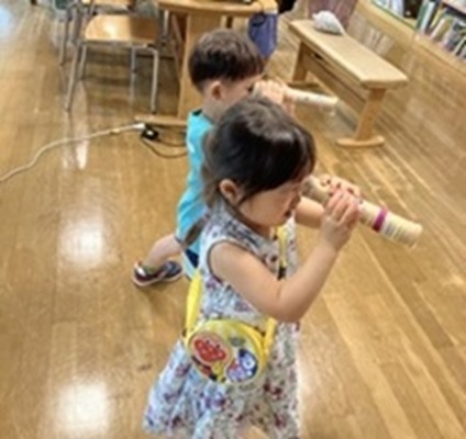 万華鏡を覗く子供たち