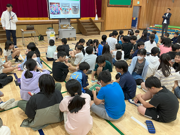 板橋区立上板橋第二小学校 再生品を手に取り驚く児童たち