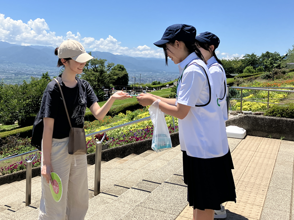 ボランティアの高校生たち（右）