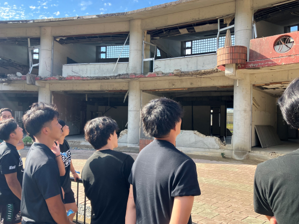 震災遺構大川小学校を見学するファングスメンバー