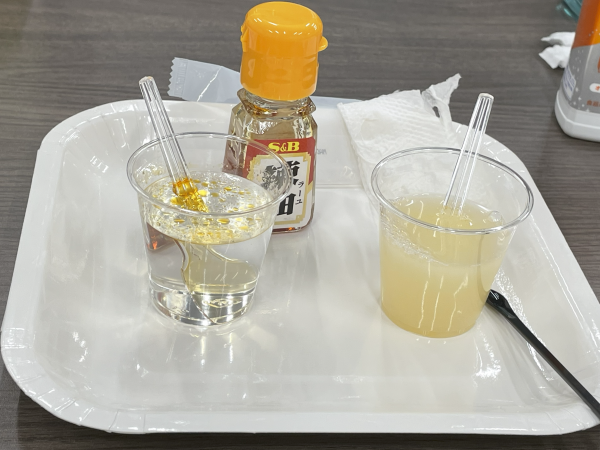 左のように通常は交わらない水と油（ラー油）がMagicaを入れて混ぜると右のように混ざります