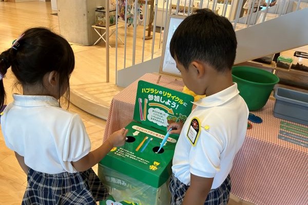 ハブラシ回収ボックスに投函する園児たち