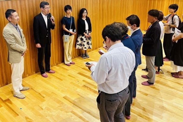 インタビューを受ける様子