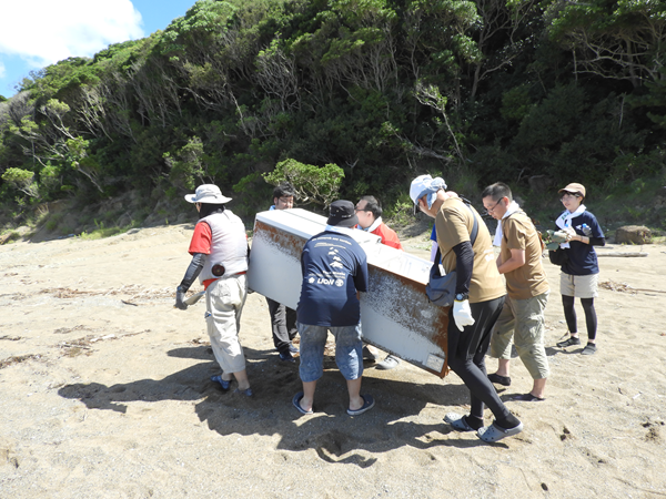 まさか！冷蔵庫が海に流れ着くのは驚きです。　みんなで運びましたが、海浜ゴミは様々です