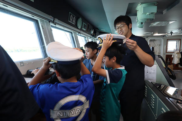 操縦室に入り船内見学をしました