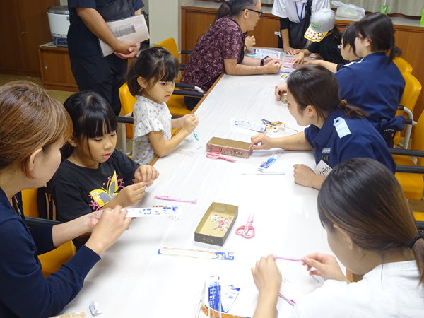 デコハブラシ工作の様子