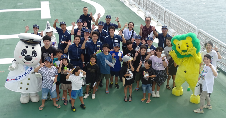 巡視船甲板で集合写真