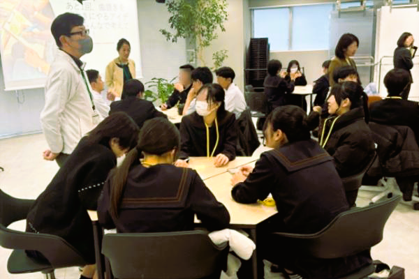 「アイデア」について、グループで話し合っている様子