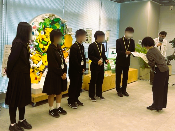 素敵なアイデアに「ライオン賞」を贈呈している様子