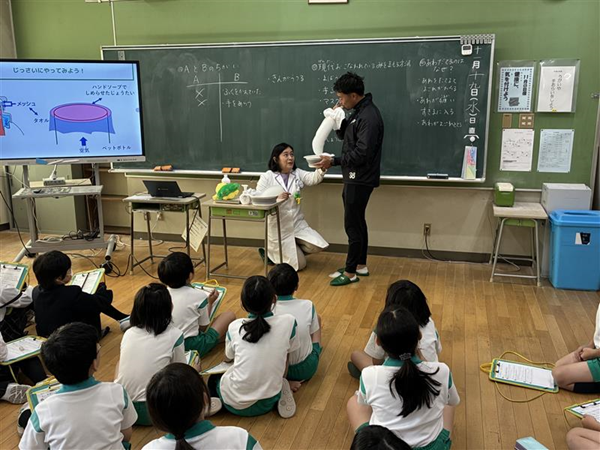 浅野衛生マイスター（左）による「衛生習慣」授業