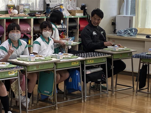 手洗い授業の後は 一緒に給食をいただきました