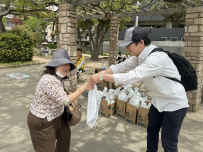 ゴール地点で参加者景品お渡し