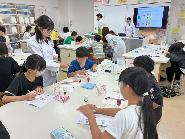 実験のアドバイスをする研究員