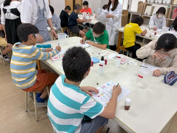 実験結果を一生懸命メモする子どもたち