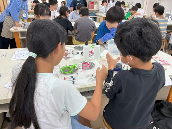 オリジナルシャボン液を開発中の子どもたち