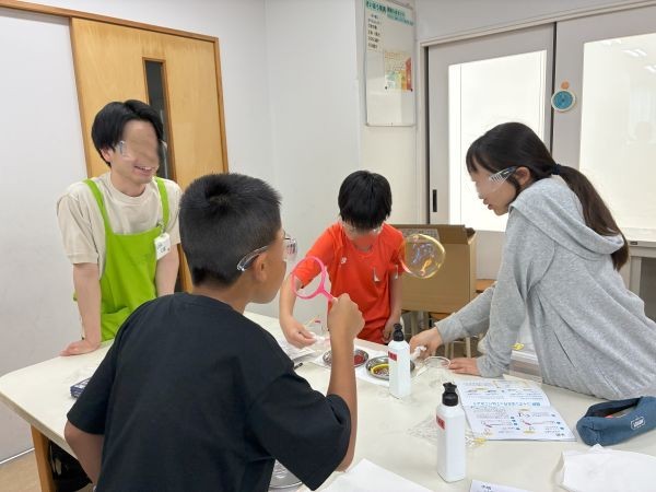 オリジナルシャボン液を評価する子どもたち