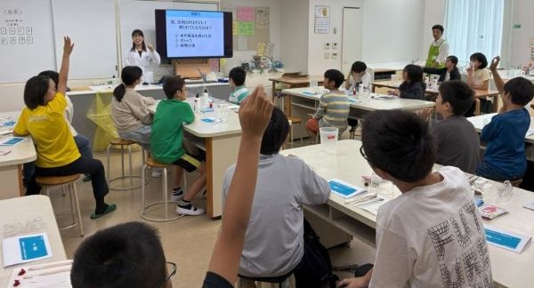 クイズに答える子どもたち