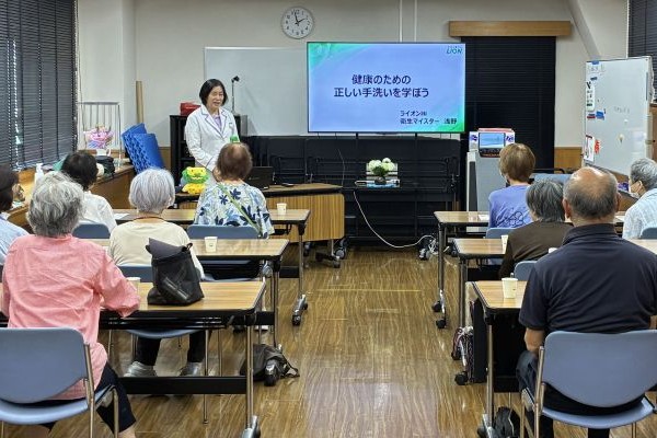 「くらまえ地域包括支援センター」の 「かがやき長寿ひろば」で手洗い啓発活動の様子